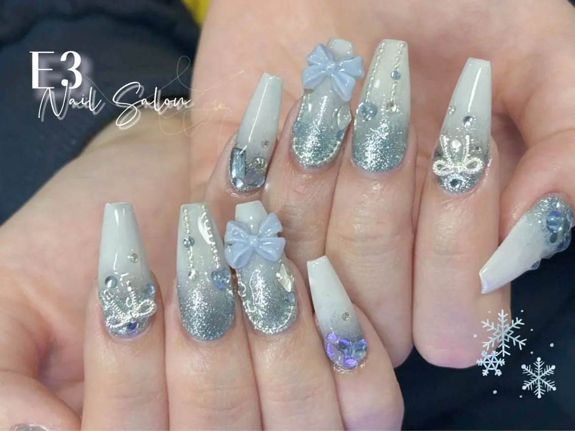ネイル フレンチネイル ジェルネイル ガラスフレンチ グラデーション キラキラネイル ハンドネイル E3 Nail Salonのネイルデザイン