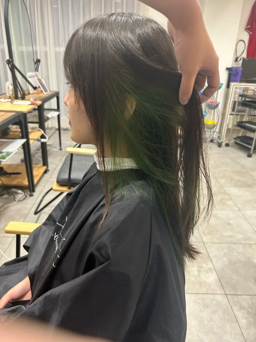セミロング カラー インナーカラー 山岡 茉琳のヘアスタイル