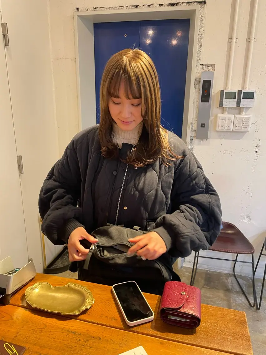 セミロング カラー ブリーチ グレージュ オリーブグレージュ オリーブグレー ヘアカラー トリートメント MIOベージュカラー 柔らかいカラーのヘアスタイル