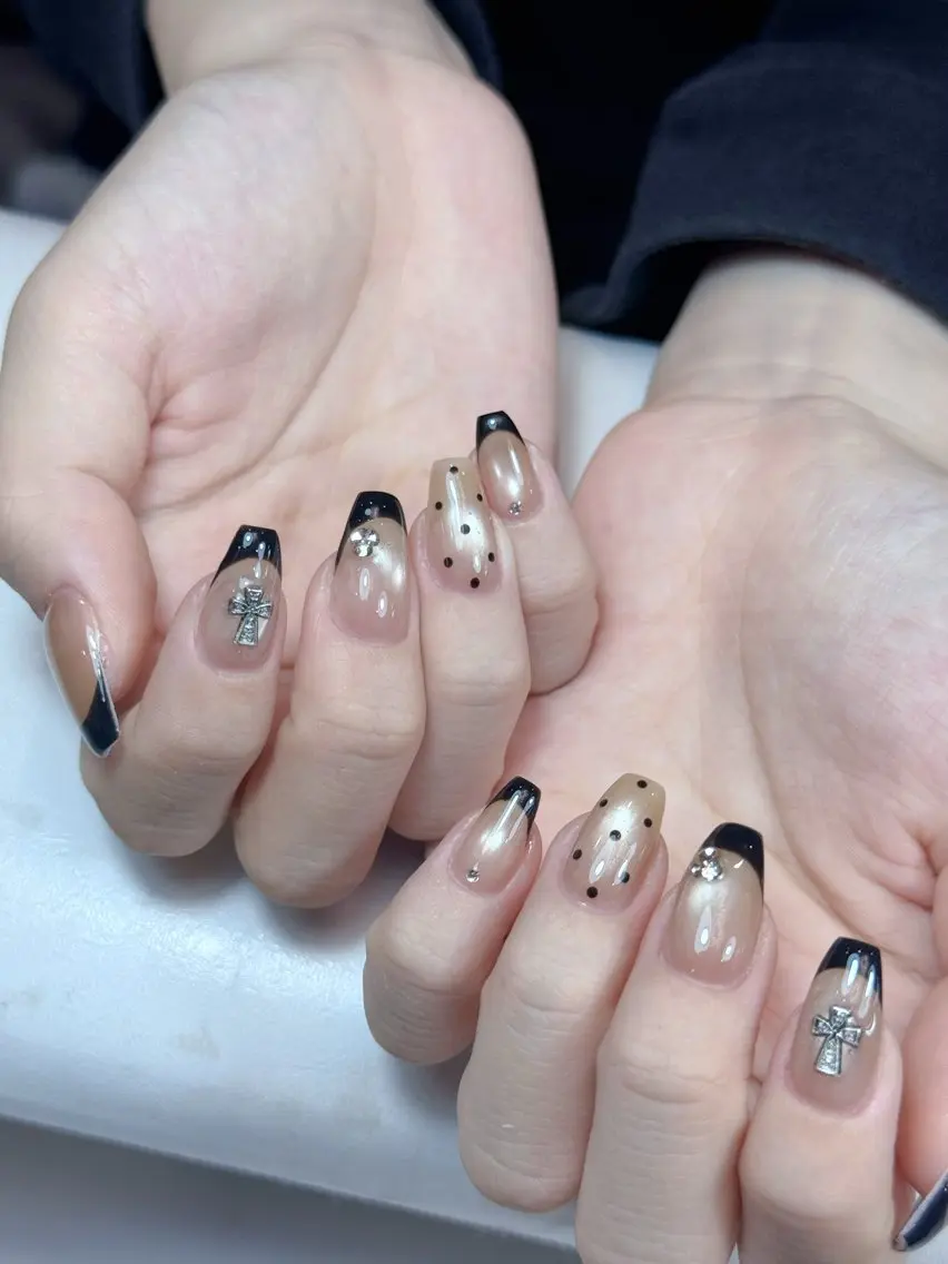 ネイル チークネイル ドット フレンチネイル グラデーション 韓国ネイル ハンドネイル Lisa Nail Salonのネイルデザイン