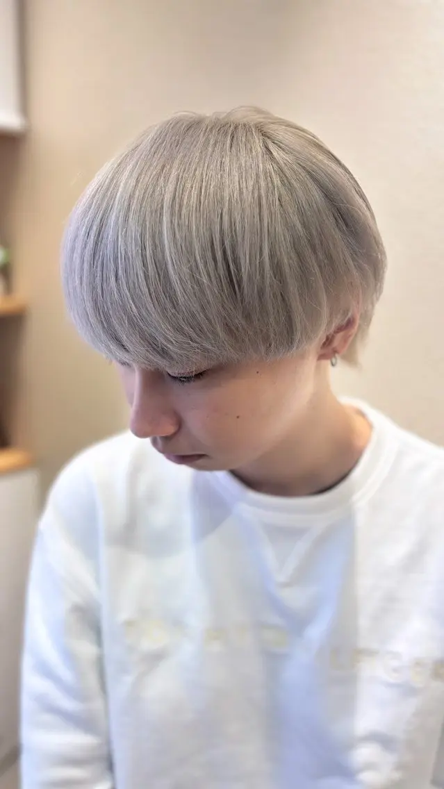 ミディアム カラー メンズ シルバー ホワイトシルバー ヘアカラー そうや 🐺のヘアスタイル