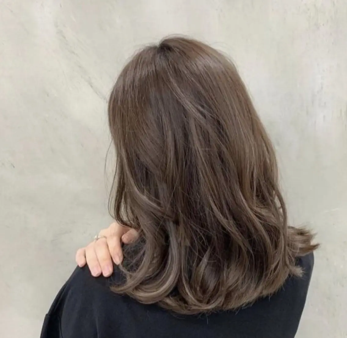 セミロング カラー 透明感カラー ハイライトカラー ハイライト reimi 表参道🍒のヘアスタイル
