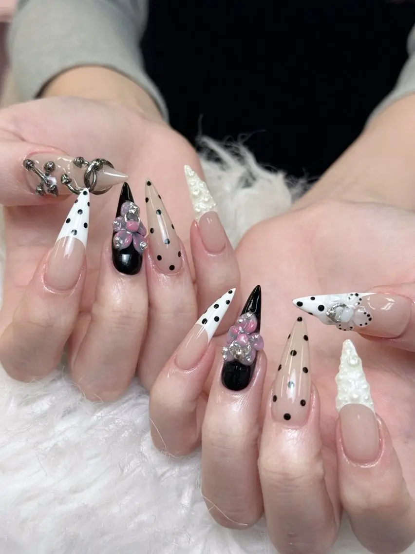 ネイル チークネイル ドット フレンチネイル グラデーション 韓国ネイル ハンドネイル Lisa Nail Salonのネイルデザイン