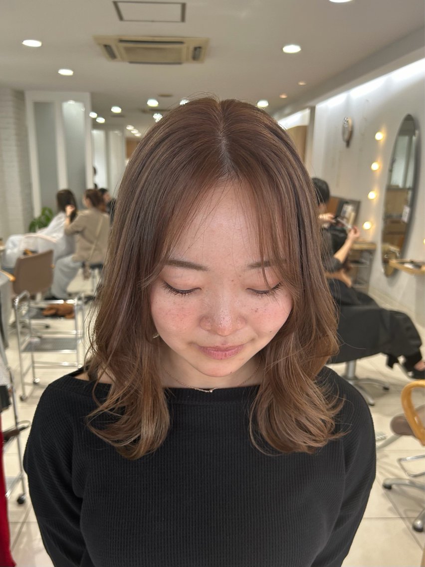 セミロング 🍂透明感ベージュ カラー🍂森部杏菜のヘアスタイル