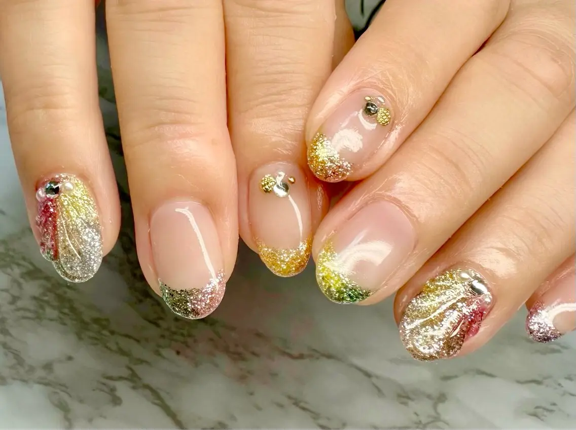 ネイル オーロラネイル フレンチネイル ラメ(グリッター) ミラーネイル 夏ネイル Mai’s nailのネイルデザイン