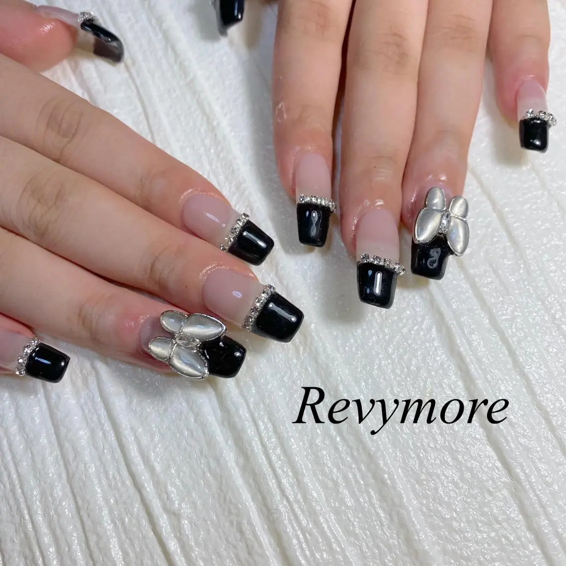 セミロング ネイル 韓国風ヘア フレンチネイル ジェルネイル キラキラネイル 韓国ネイル nail salon Revymoreのネイルデザイン