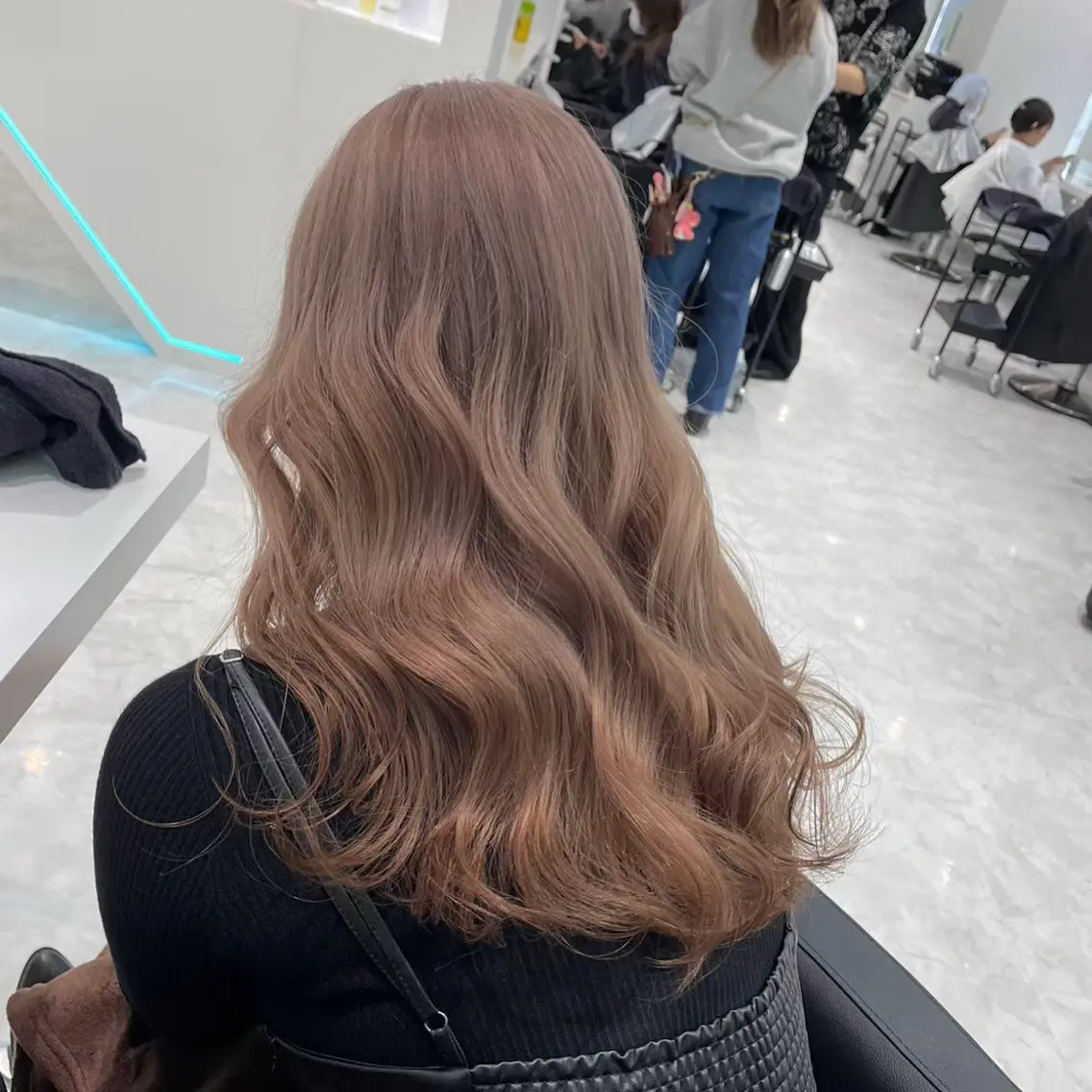 セミロング カラー ヘアアレンジ ベージュカラー ブリーチ 透明感カラー ミルクティーベージュ 学生 🫧モテる💗ダメー ジレスハイトーン🫧のヘアスタイル