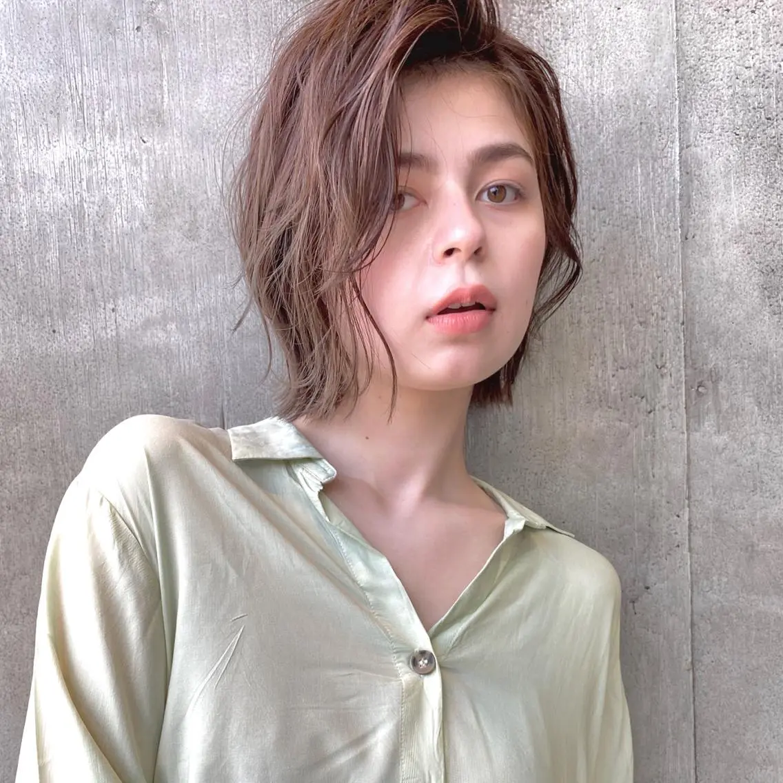 ミディアム カラー パーマ ヘアアレンジ グレージュ ボブ かきあげバング 【ダメージレス施術】 【透明感】北村 拓也のヘアスタイル