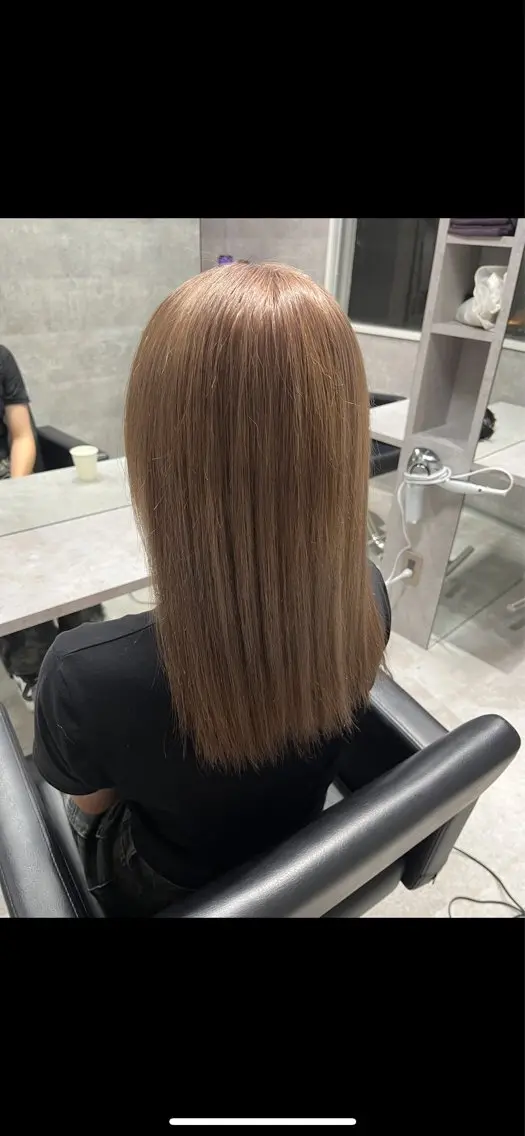 セミロング カラー HOHOMI （ほほみ）のヘアスタイル