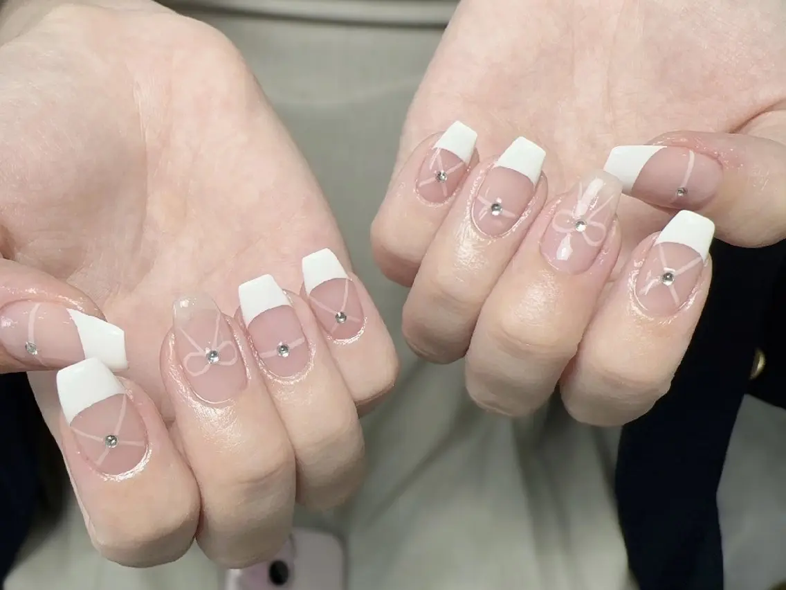 ネイル アートネイル フレンチネイル 持ち込み リボン ハンドネイル UM Nail Salonのネイルデザイン