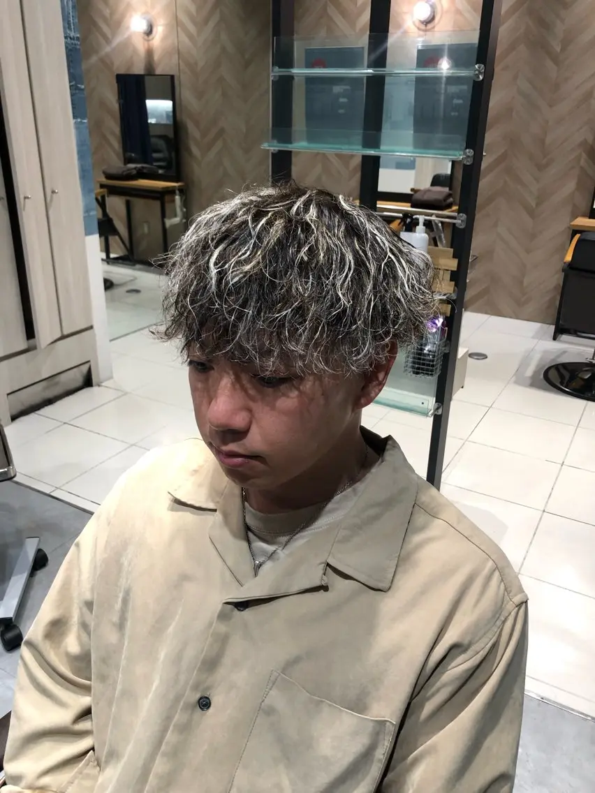 カラー パーマ メンズ メンズハイライト 波巻きパーマ ハイライトカラー 國分 正樹のヘアスタイル