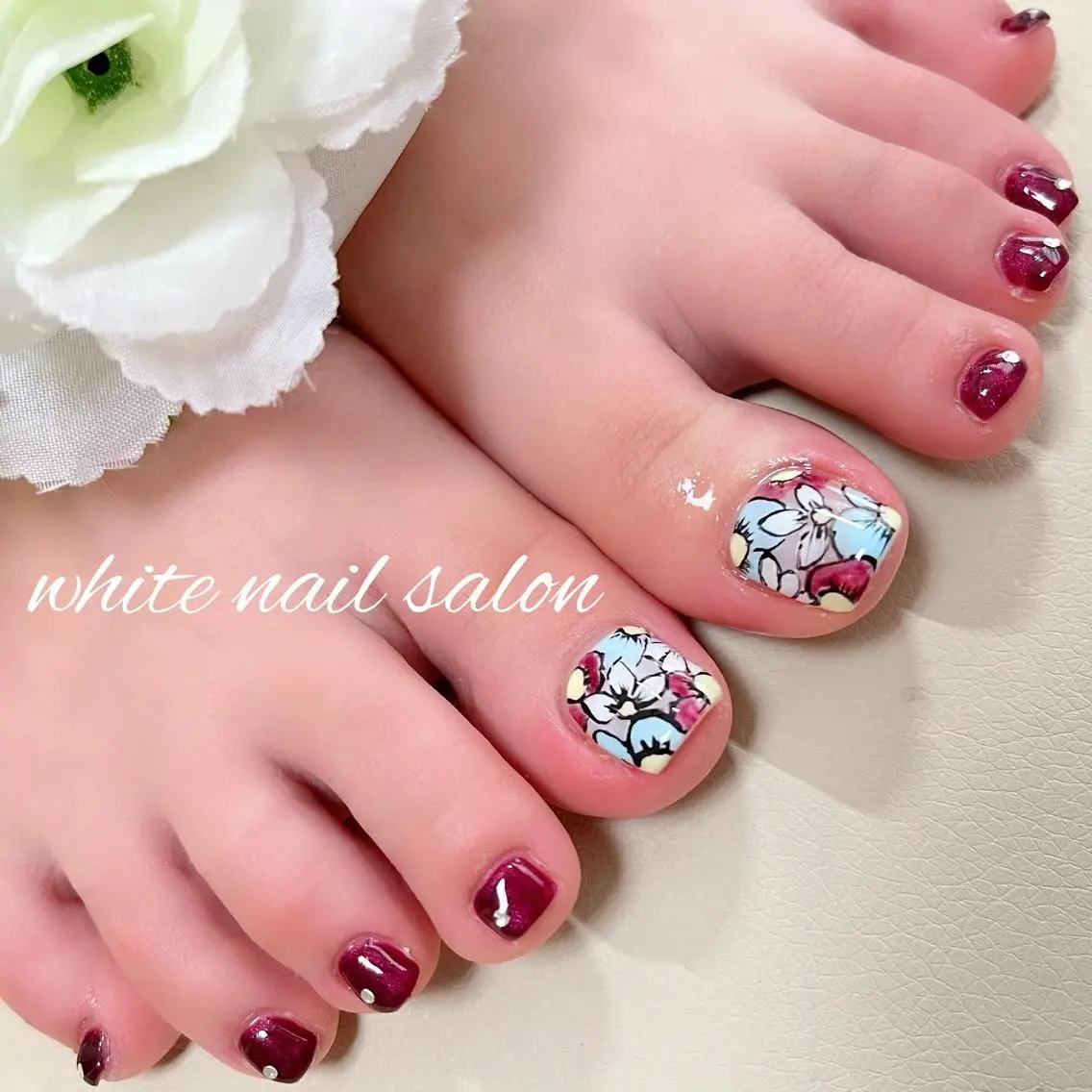 ネイル フットネイル ジェルネイル ハードジェル ラメ(グリッター) 持ち込み フットネイル white nail salonのネイルデザイン