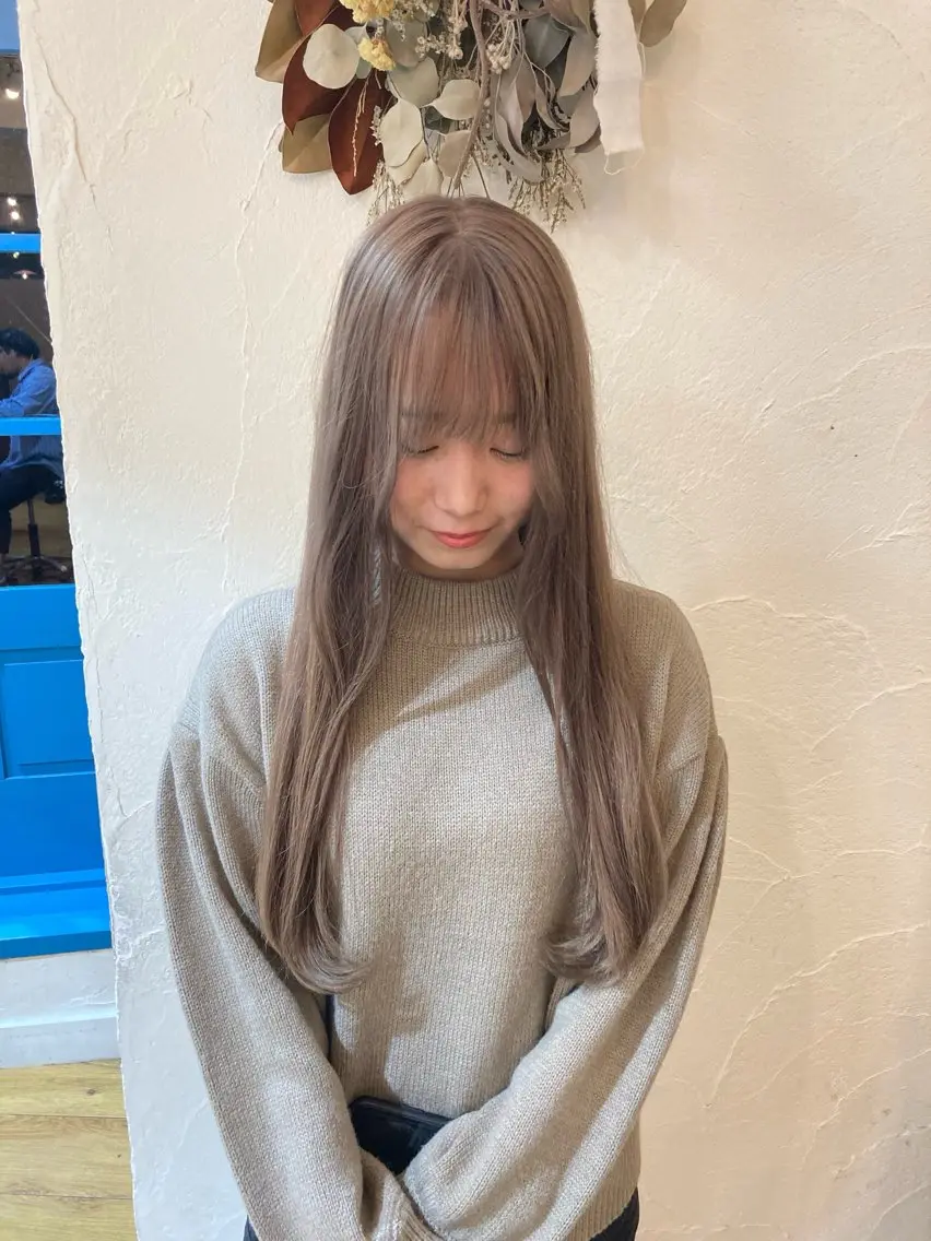 ロング カラー ベージュカラー ブリーチ ミルクティーベージュ 靏 美咲のヘアスタイル