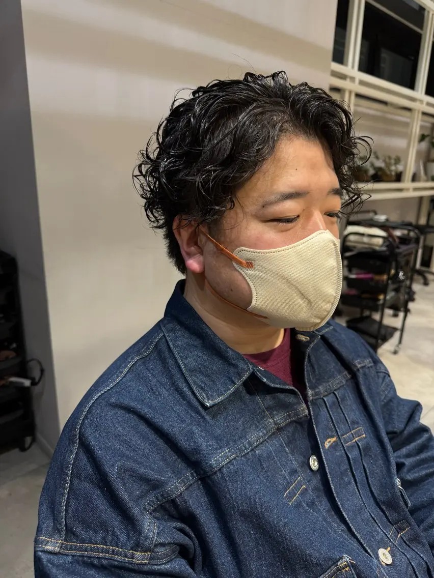 ミディアム パーマ メンズ ミディアムパーマ メンズパーマ スパイラルパーマ カット パーマ トリートメント 似合う髪型が 分からない方へのヘアスタイル