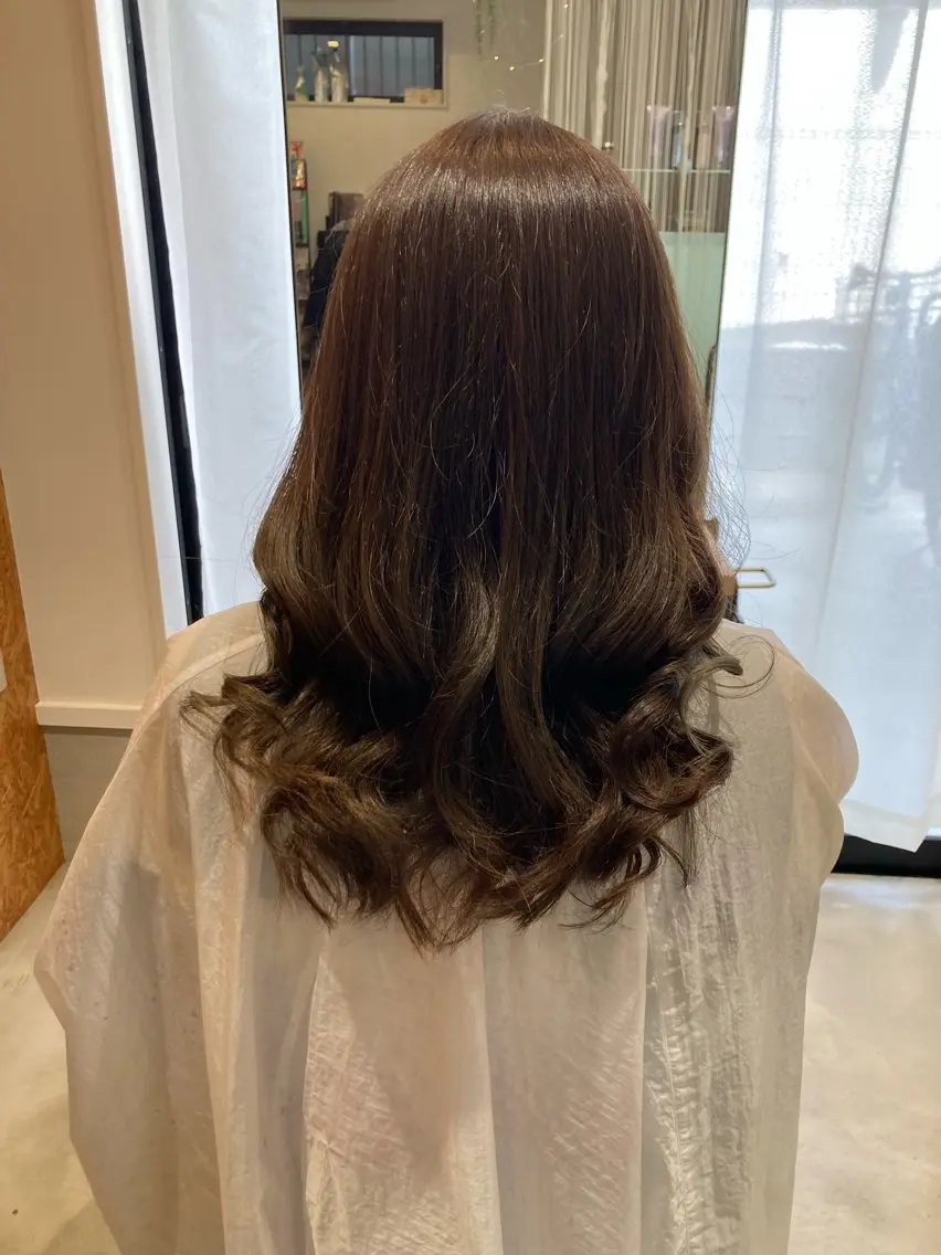 ロング アッシュ カット ヘアカラー 折本 沙織のヘアスタイル