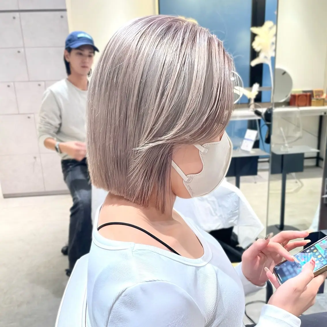 ショート カラー 切りっぱなしボブ ベージュカラー ブリーチ ハイトーンカラー ミルクティーベージュ カット ヘアカラー トリートメント ヘッドスパ ヘアセット 髪質改善/ブリーチ/ ボブ特化/よしきのヘアスタイル