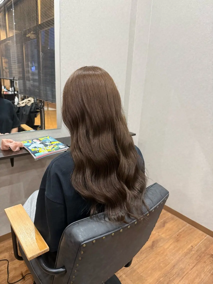 ロング カラー グレージュ ヘアカラー トリートメント 鵜飼 真伍のヘアスタイル