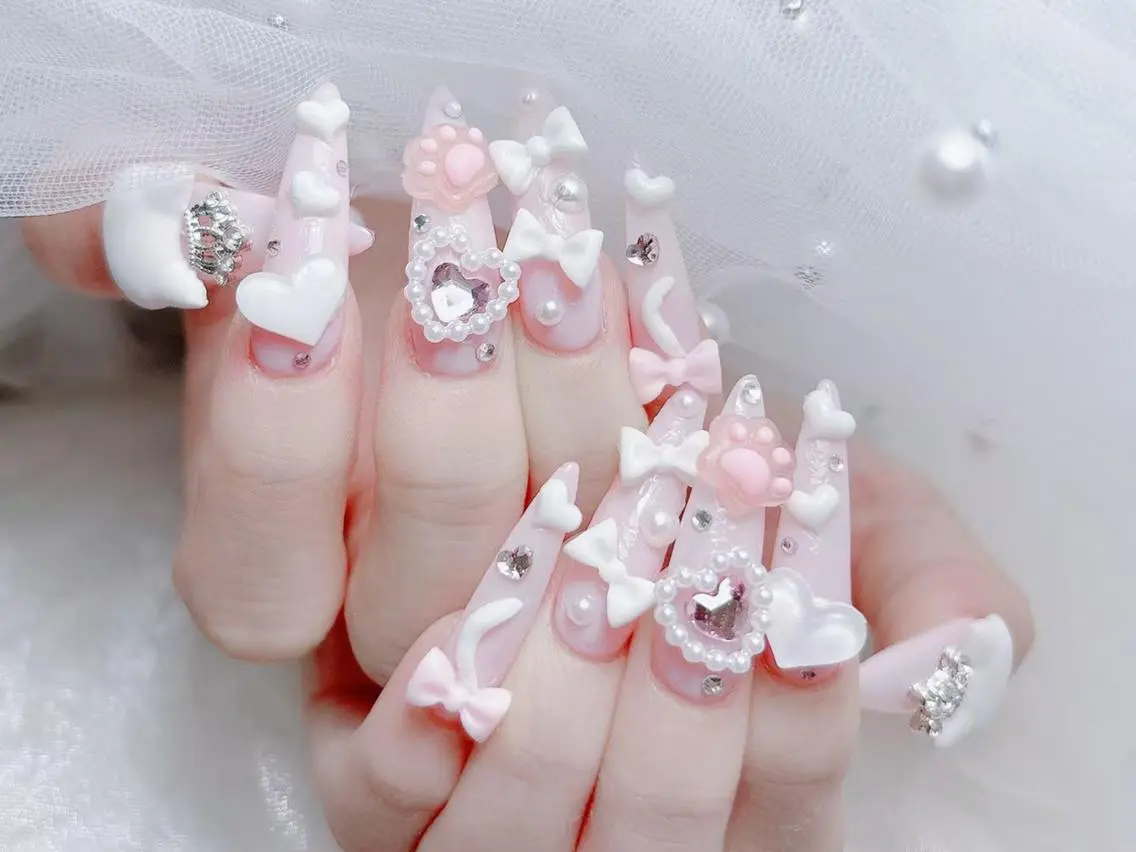 ネイル 長さ出し キラキラネイル 韓国ネイル ロングネイル マグネットネイル ハンドネイル ハンドケア Akira✨ nailのネイルデザイン