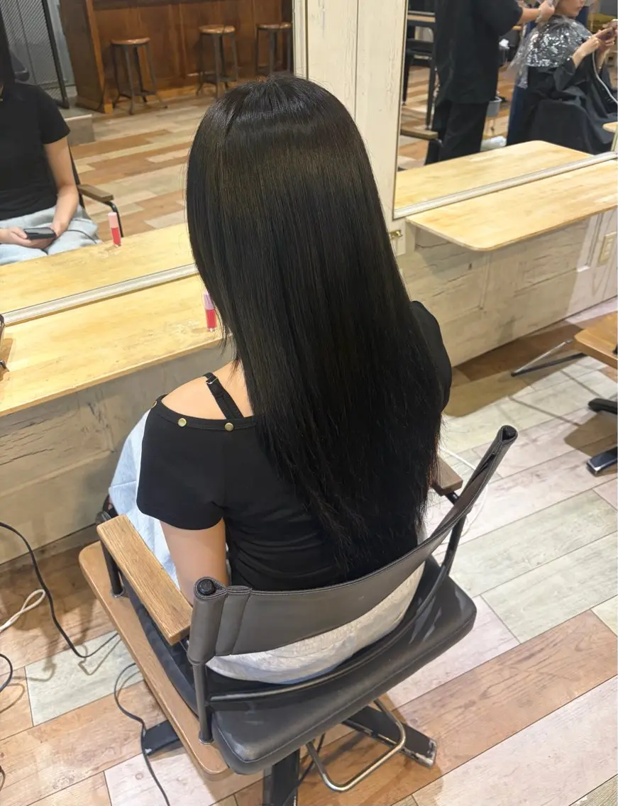 ロング アッシュ アッシュブラック ヘアカラー 💜🦋 COCONA🦋💜のヘアスタイル