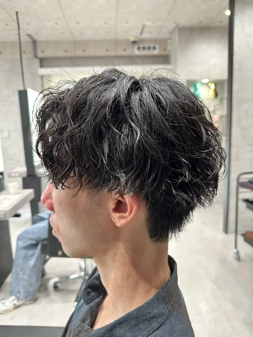 ショート パーマ メンズ センターパート メンズパーマ ツイストスパイラルパーマ スパイラルパーマ カット ユウ🪄 パーマ指名No1のヘアスタイル