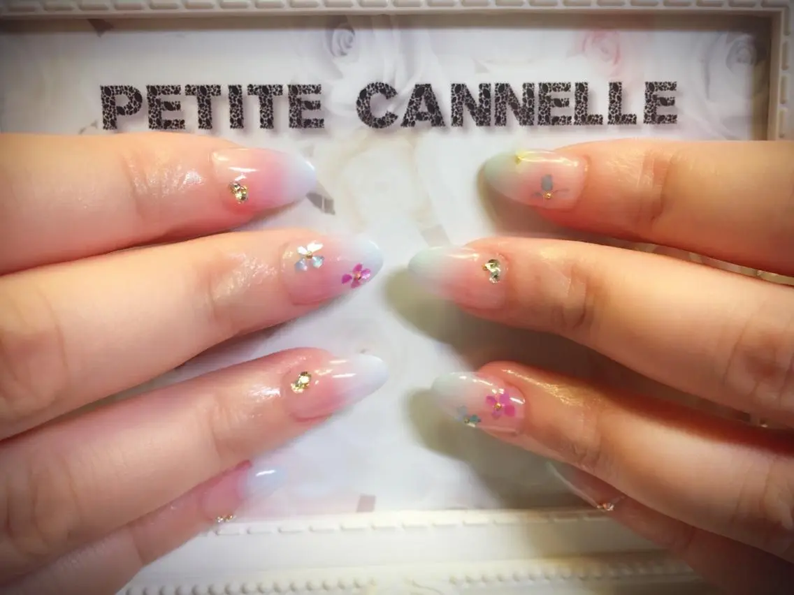 ミディアム ネイル Petite Cannelleのネイルデザイン