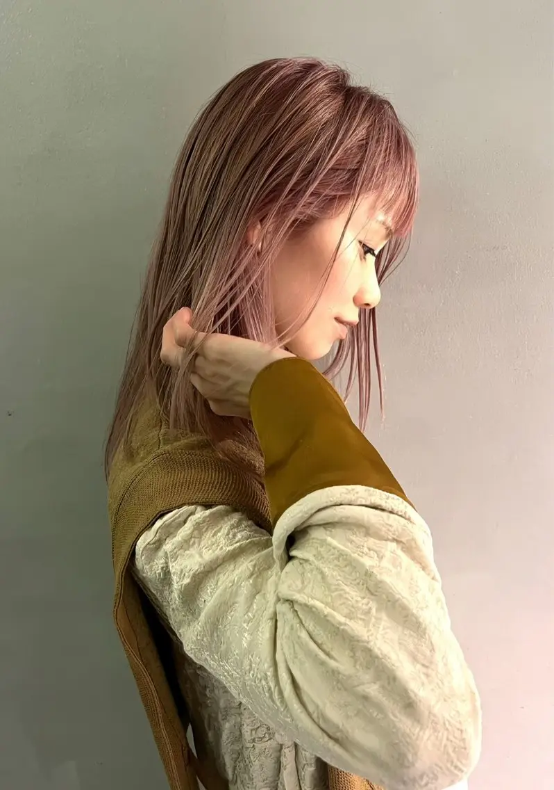 ミディアム カラー ボブレイヤー ベージュカラー ピンクカラー ピンクベージュ ボブ カット ヘアカラー トリートメント CHERIEブリーチ ダブルカラー 天神のヘアスタイル