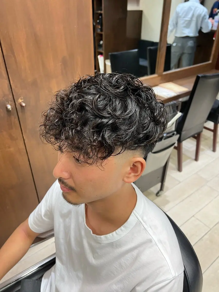 ショート パーマ メンズ スペインカール 佐藤 拓未のヘアスタイル