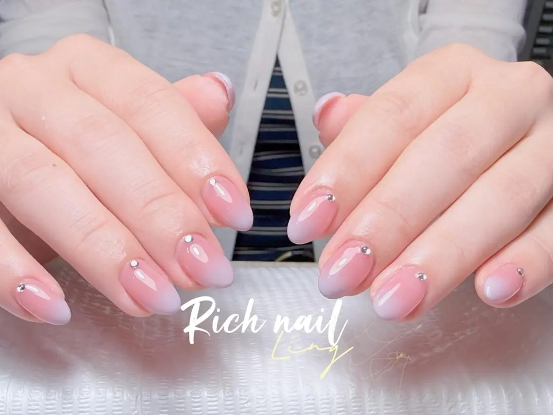 ネイル ストーンネイル ハンドネイル ハンドケア Rich Nail 🤲🏻梨央のネイルデザイン