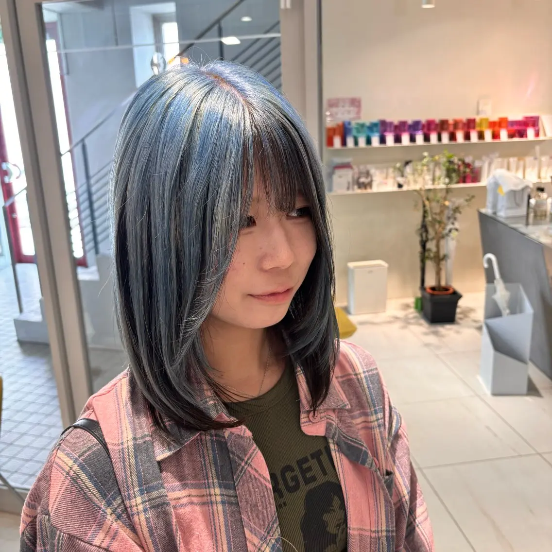セミロング カラー ブルーカラー 透明感カラー 顔周りカット レイヤーカット 由比藤理子 ブリーチカラー🌈のヘアスタイル