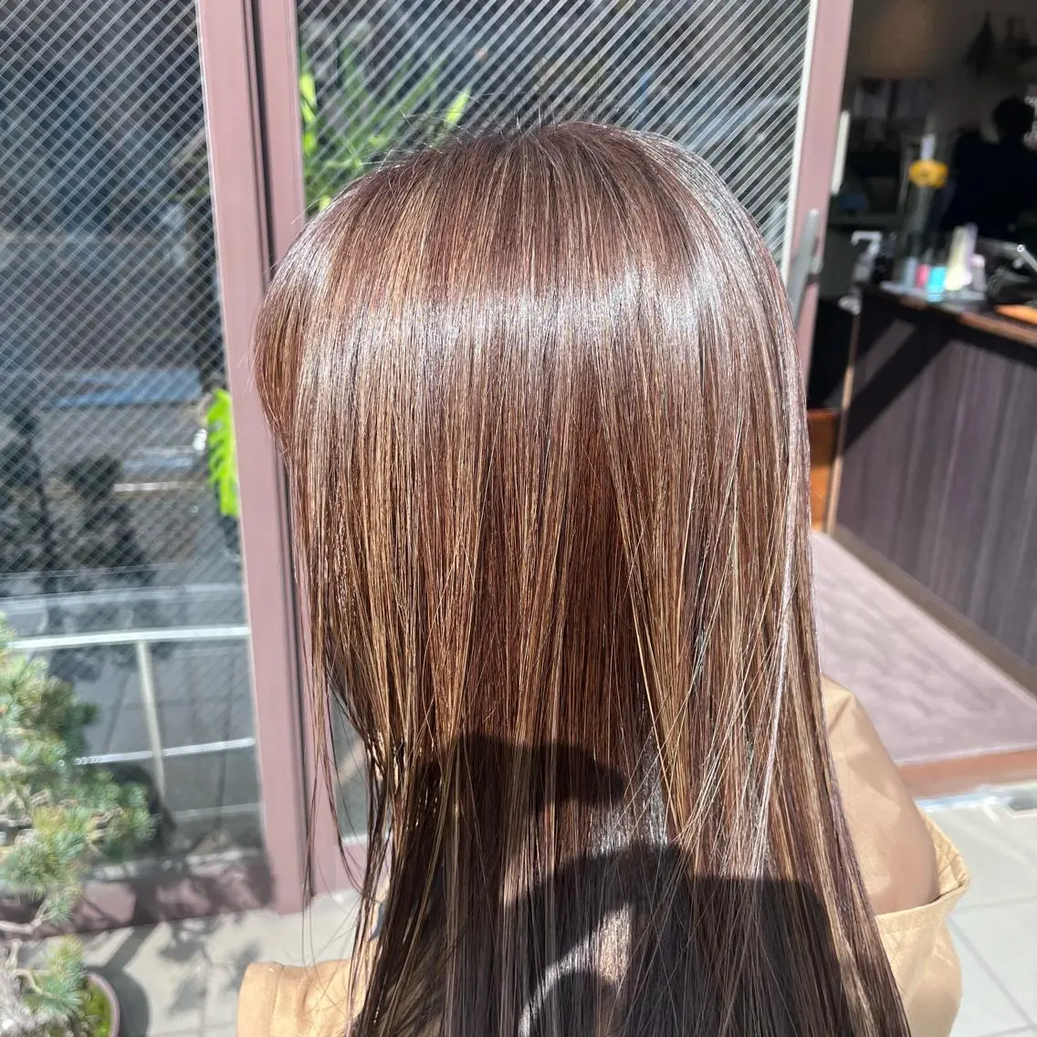 ミディアム ミディアムパーマ 顔周りカット 外国人風カラー ハイライト トリートメント カット ヘアカラー トリートメント Glanz hair 坂牛匠のヘアスタイル