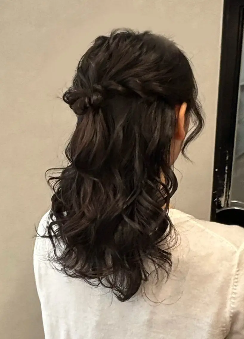 ロング ヘアアレンジ ハーフアップ ヘアセット Anju／ 小顔カットのヘアスタイル