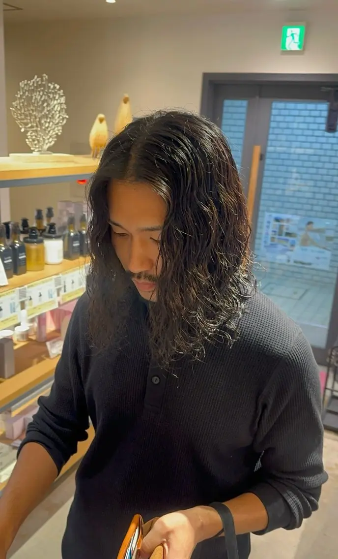 ロング パーマ メンズ センターパート メンズ韓国風 メンズパーマ 韓国風ヘア スパイラルパーマ カット パーマ AIRI 🐈‍⬛のヘアスタイル