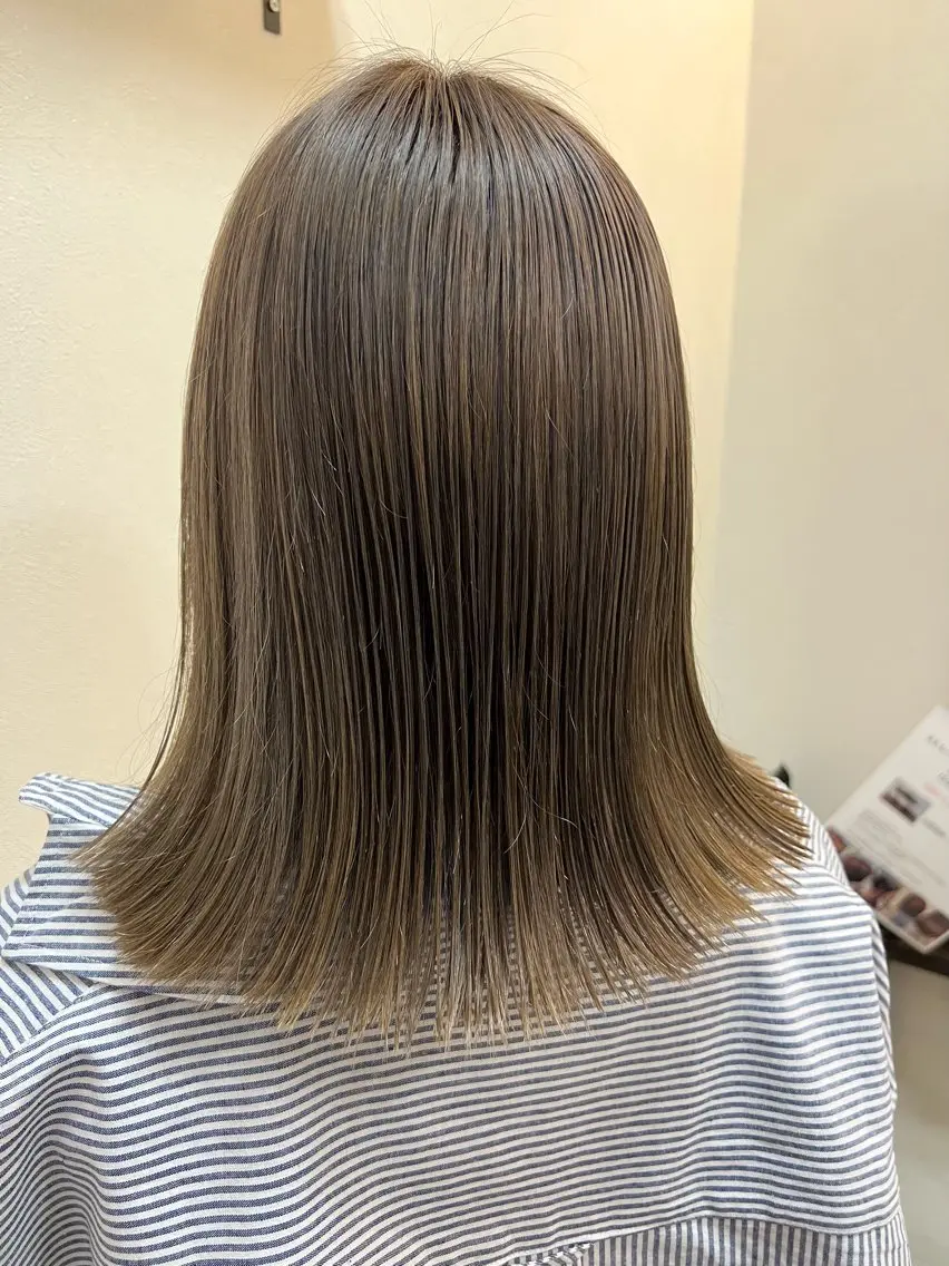 ミディアム カラー グレージュ ヘアカラー トリートメント 松山 優里のヘアスタイル