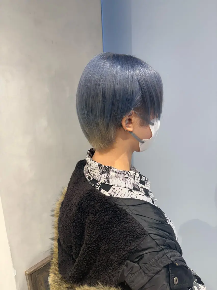 ショート カラー ブルーカラー シルバー カット ヘアカラー ハイトーン/うる艶 カラー Mioのヘアスタイル