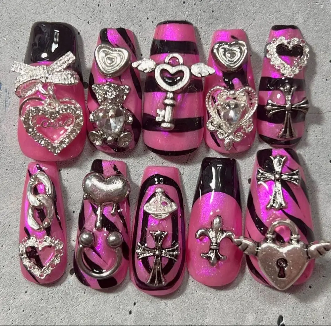 ネイル マグネットネイル ピンク ネイルチップ 冬ネイル Lee Nailsのネイルデザイン