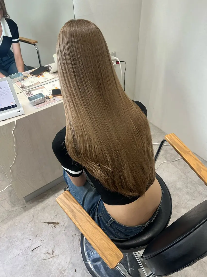 ロング カラー ベージュカラー ブリーチ ケアブリーチ デザインカラー ダブルカラー ヘアカラー アオリ/韓国風 ハイトーン/レイヤーのヘアスタイル