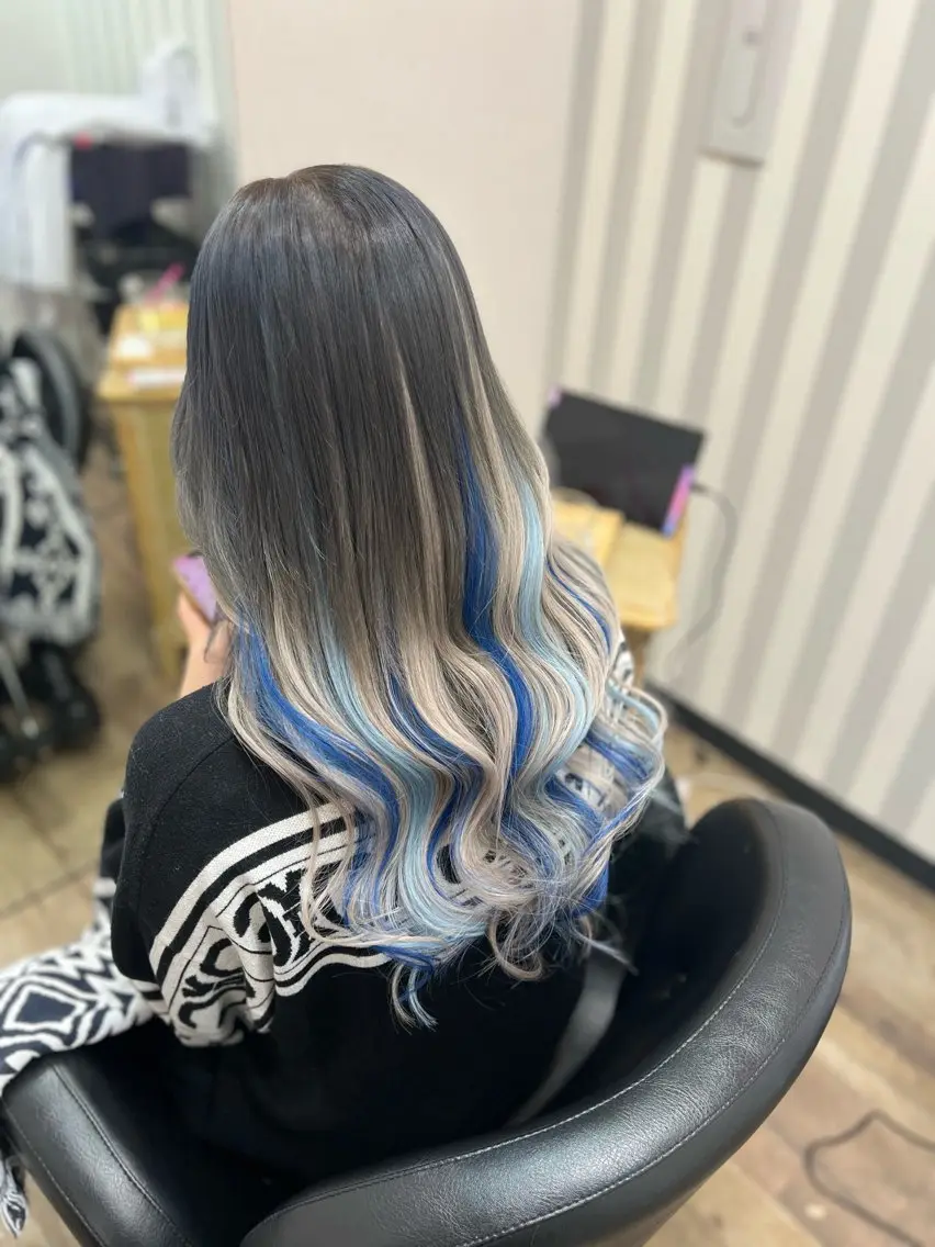 ロング カラー バレイヤージュ ブリーチ ハイライトカラー ハイトーンカラー エクステ ヘアカラー エクステ 吉野 瑳桜のヘアスタイル