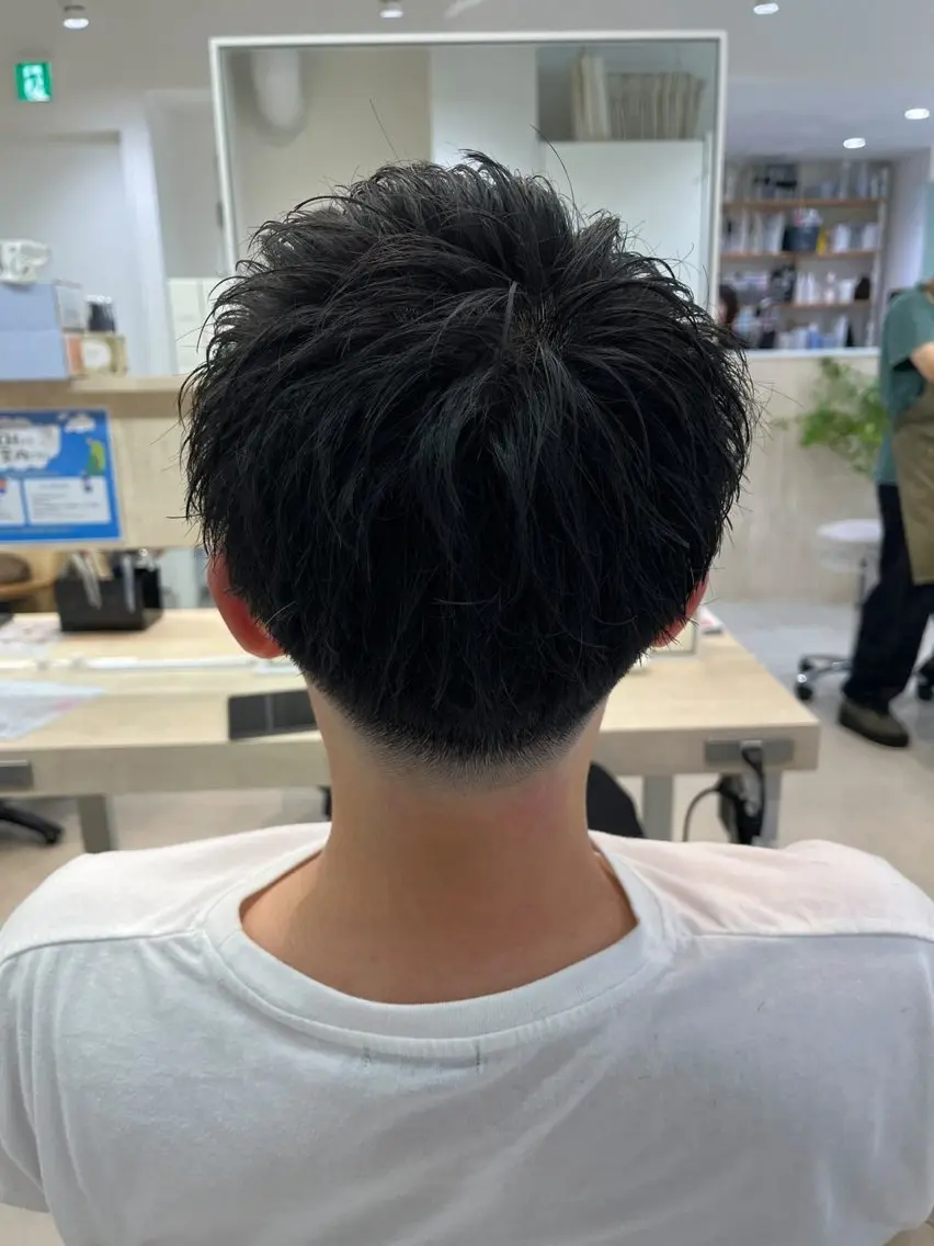 メンズ アップバング フェードカット フェザーパーマ メンズパーマ 学生(メンズ向け) カット スパイキーショート/ 短髪パーマ特化のヘアスタイル