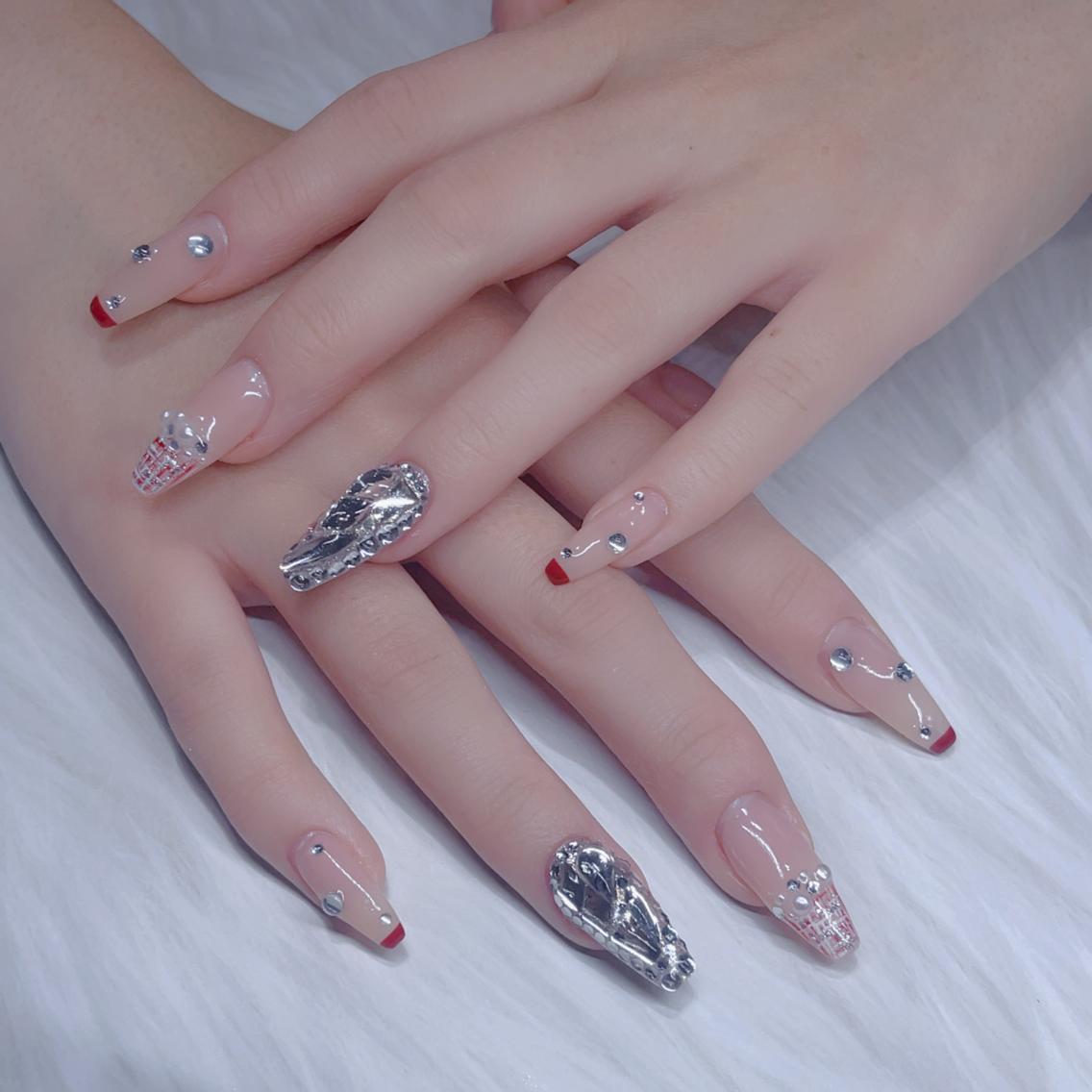 ネイル アートネイル 長さ出し ネイルチップ Queens テイのネイルデザイン