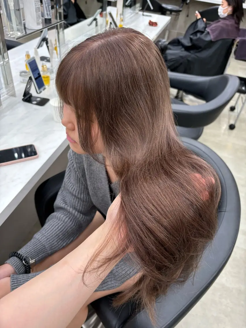 セミロング カラー ベージュカラー ブリーチ ケアブリーチ フォギーベージュ グレージュ 抜け感レイヤー︴ ニュアンスカラーのヘアスタイル