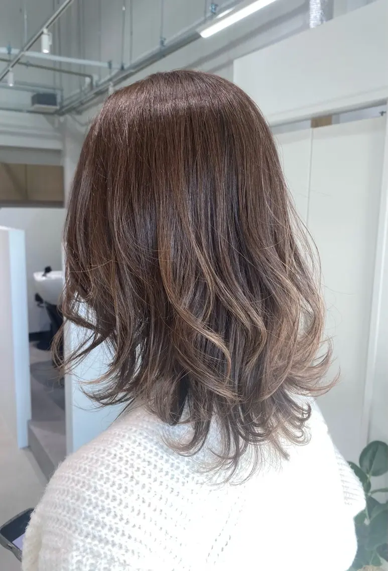 ミディアム カラー ミディアムレイヤー ベージュカラー レイヤーカット 川合 勇気のヘアスタイル
