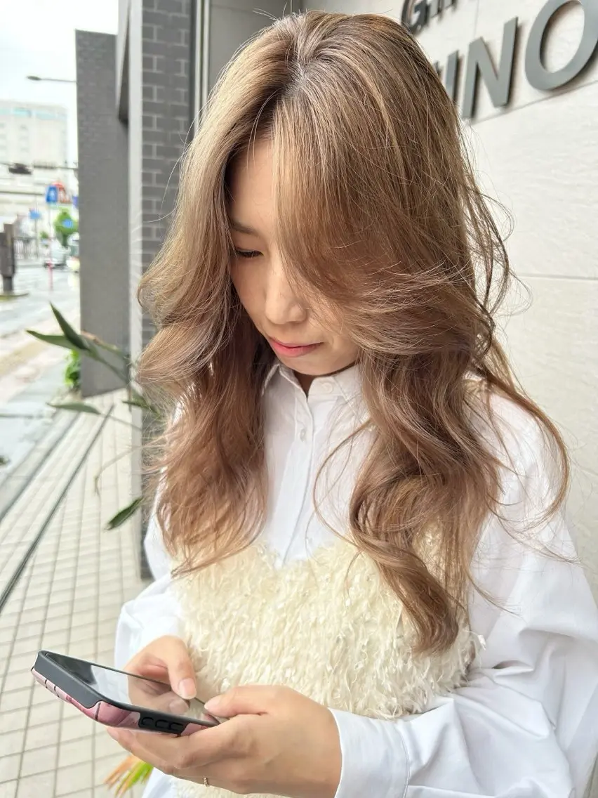 ロング カラー ベージュカラー ミルクティーベージュ ご予約はインスタ のみ🌿@n7g10のヘアスタイル