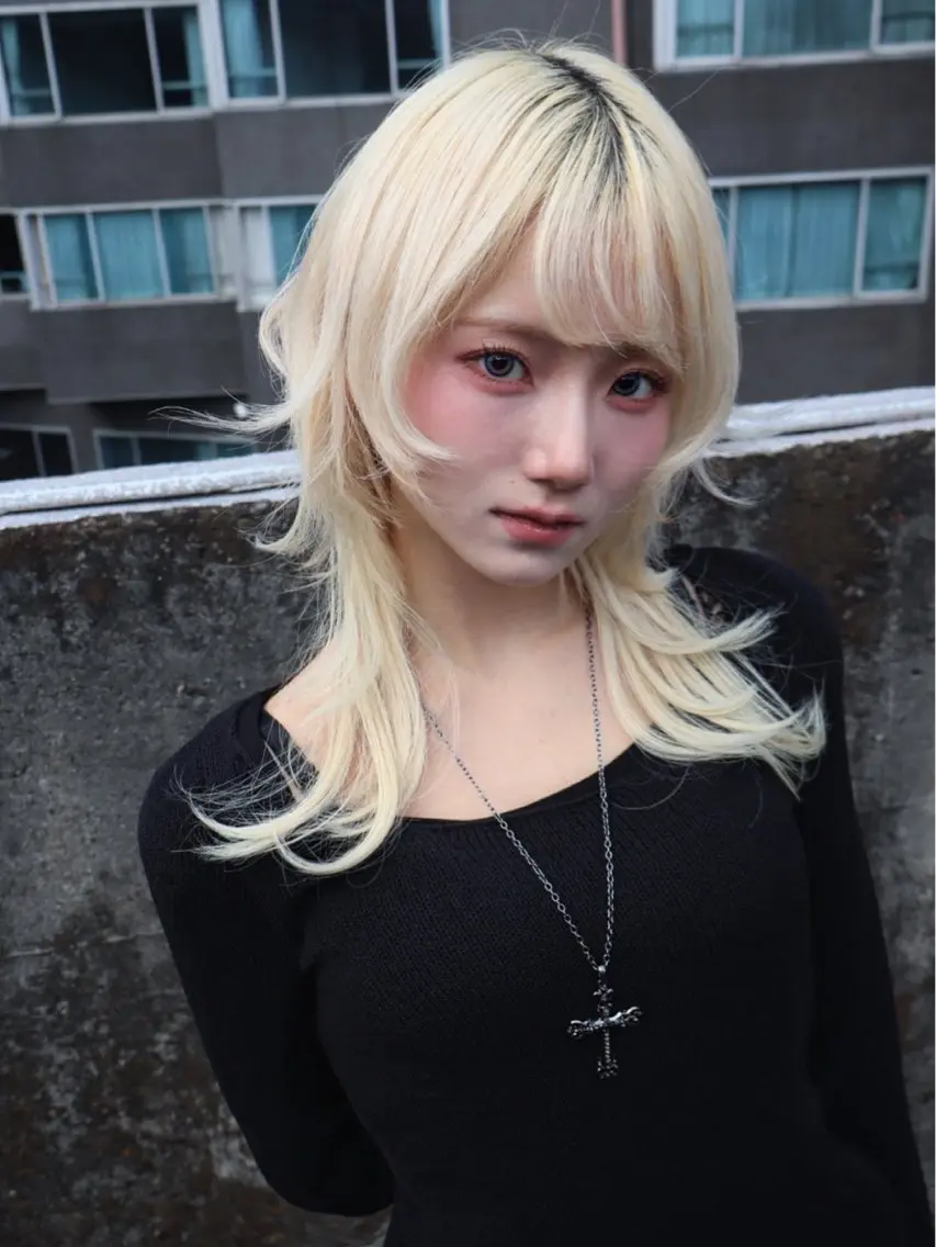 ミディアム カラー ブロンド 透明感カラー ハイトーンカラー ホワイトブロンド 韓国風ヘア ヘアカラー レイヤー/ブリーチ iwamiya岩見谷のヘアスタイル