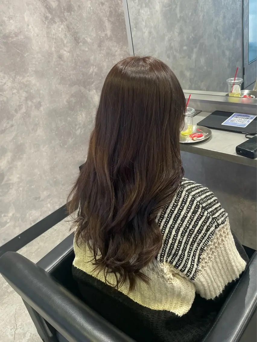 ロング チョコレートブラウン カット ヘアカラー 手塚 由佳のヘアスタイル