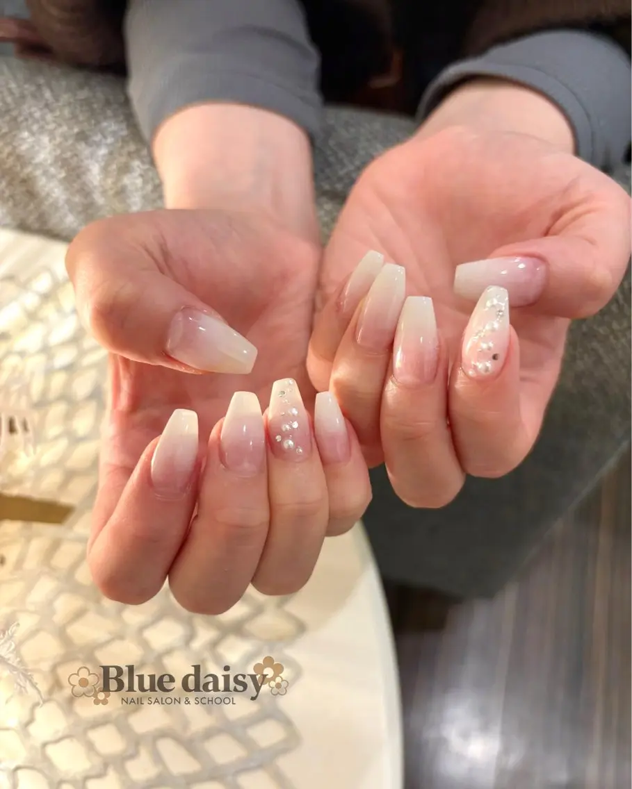 ネイル アートネイル グラデーション ハンドネイル Blue daisy 栄本店のネイルデザイン