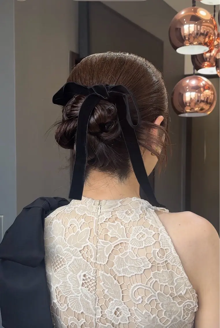ヘアアレンジ 成人式 ハーフアップ 結婚式・ブライダル 卒業式のヘアスタイル 髪飾り ヘアセット 顔まわりレイヤー/諒 オリーブカラー/天神のヘアスタイル