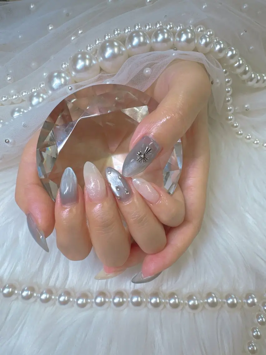 ネイル ボルドー チークネイル ドット 長さ出し フレンチネイル Queeens nailのネイルデザイン