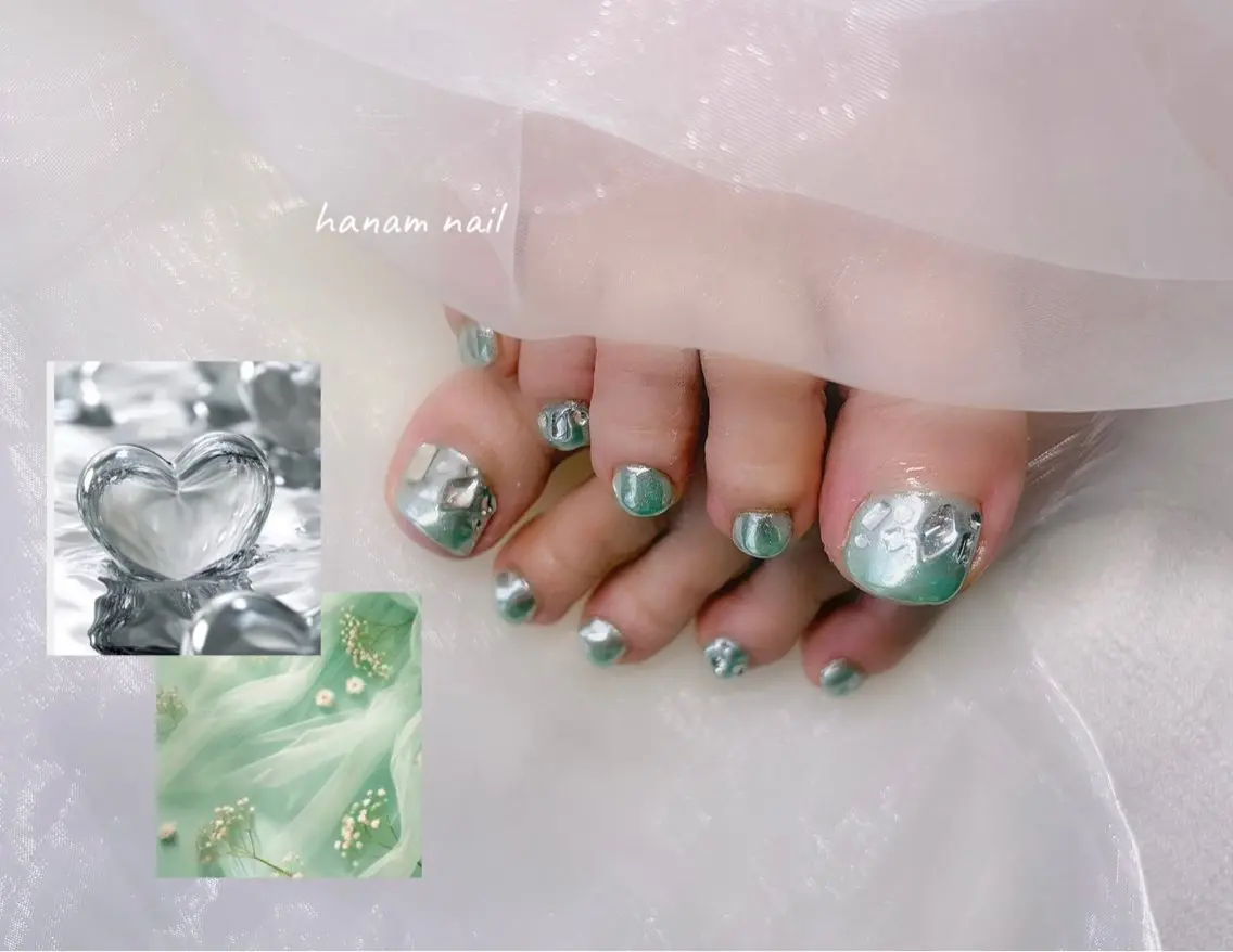 ネイル グリーン キラキラネイル ミラーネイル フットネイル hanam nail 🌿🩵ハナムネイルのネイルデザイン
