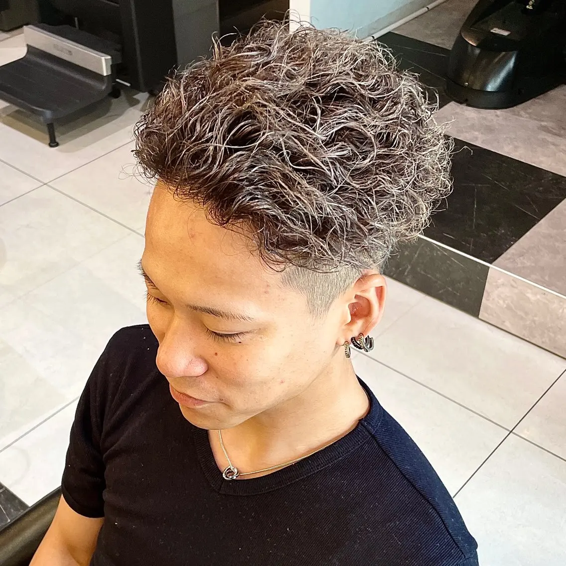 ショート カラー パーマ メンズ メンズメッシュ メンズパーマ メッシュ シルバー メンズヘア特化 崎田 成人のヘアスタイル