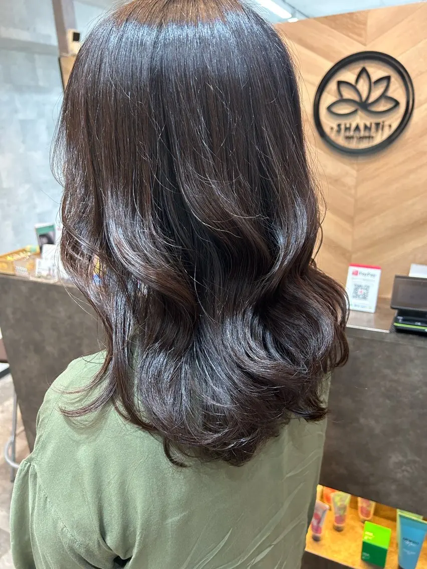 ミディアム カラー ヘアアレンジ ブラウンカラー バイオレットカラー バイオレットブラウン カット ヘアカラー トリートメント SHANTi 飯塚 ヘアセット/髪質改善のヘアスタイル